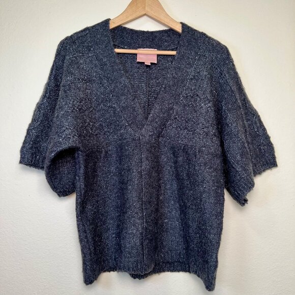 ROMEO & JULIET COUTURE Gray Short Sleeve Deep V-Neck Sweater Top Size Large - Picture 6 of 7